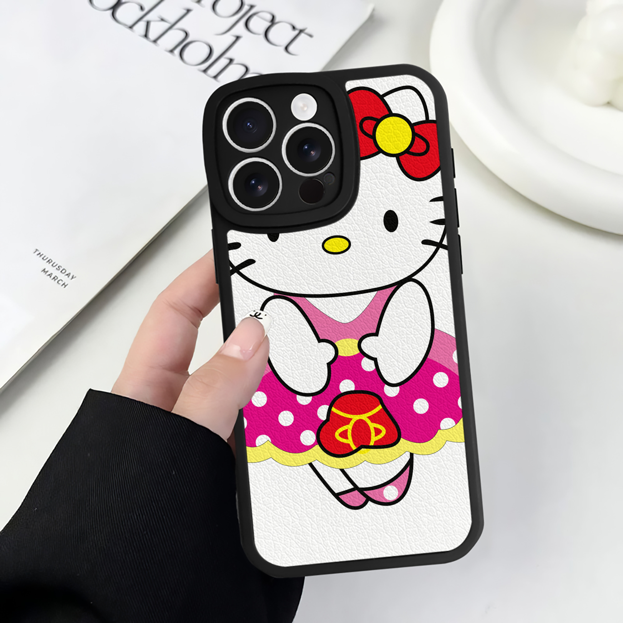 （画像用） Hello Kitty ハローキティ 【iPhone 16シリーズ対応】シリコンスマホケース（レザー調） 材質：シリコン